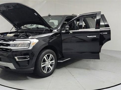 Used 2022 Ford Expedition Limited image 9