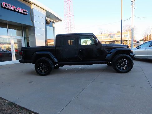 Used 2025 Jeep Gladiator Sport image 9
