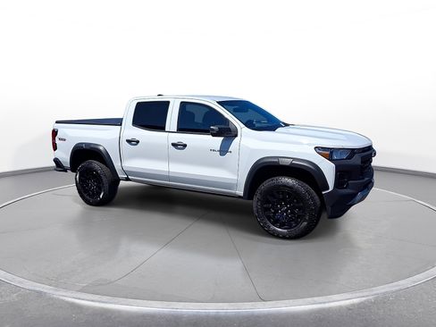 Used 2024 Chevrolet Colorado Trail Boss w/ Advanced Trailering Package AWD/4WD image 2