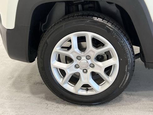 Used 2018 Jeep Renegade Latitude AWD/4WD image 10