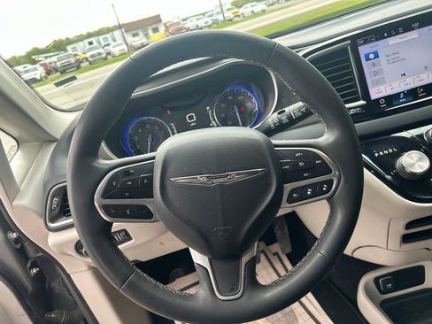 Used 2023 Chrysler Pacifica Touring-L FWD image 18