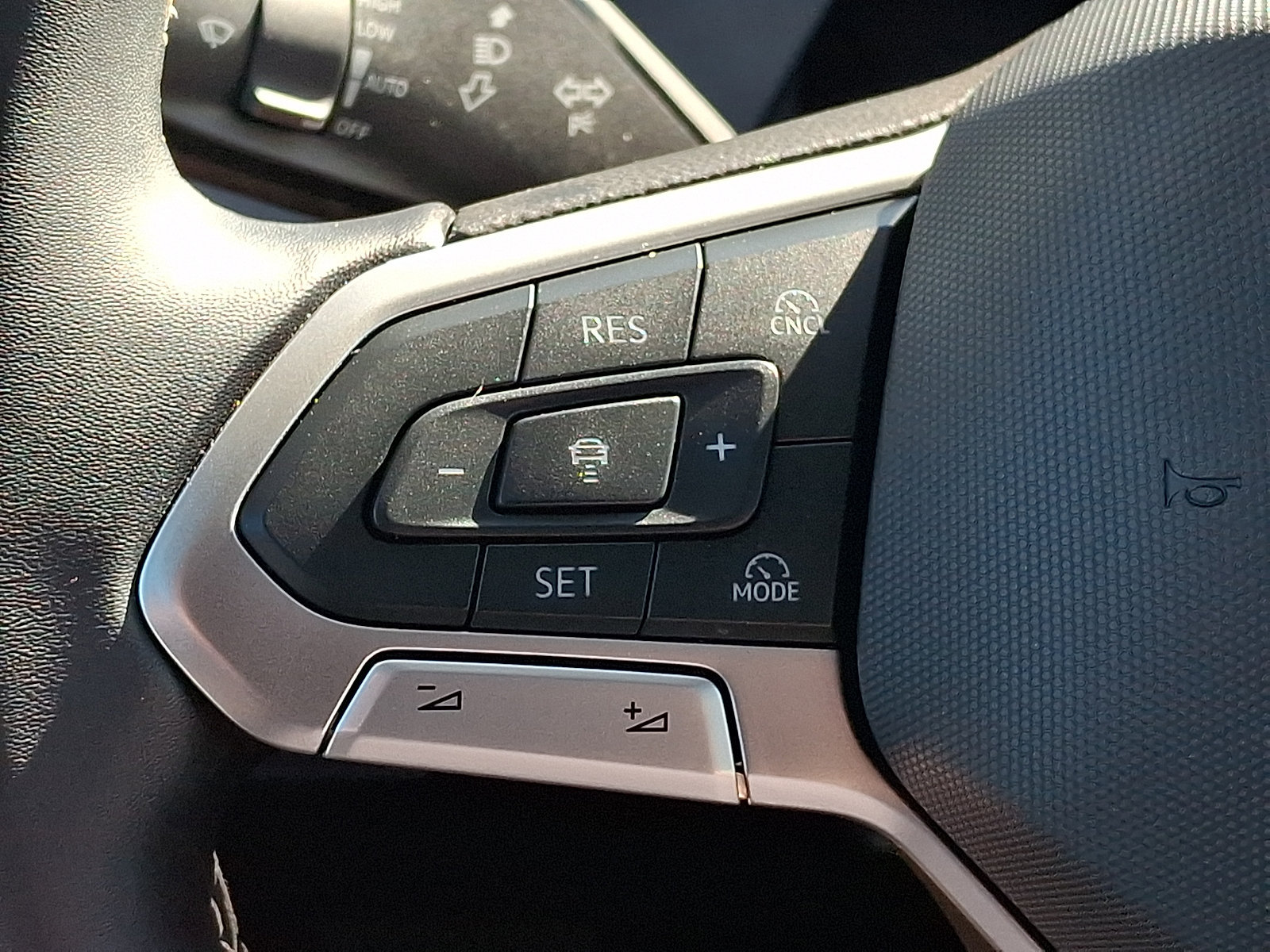 Used 2025 Volkswagen Tiguan SE AWD/4WD image 21