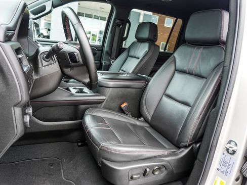 Used 2024 Chevrolet Suburban RST RWD image 6