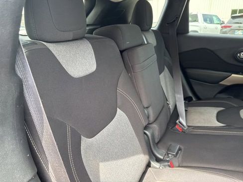 Used 2017 Jeep Cherokee Sport FWD image 16