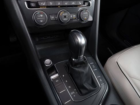 Used 2018 Volkswagen Tiguan SEL Premium image 34