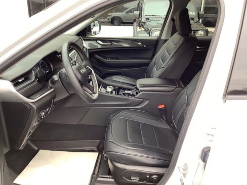 Certified 2023 Jeep Grand Cherokee Laredo w/ Trailer Tow Prep Group (B) image 10