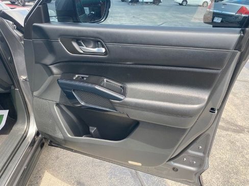 Used 2022 Nissan Pathfinder S AWD/4WD image 18