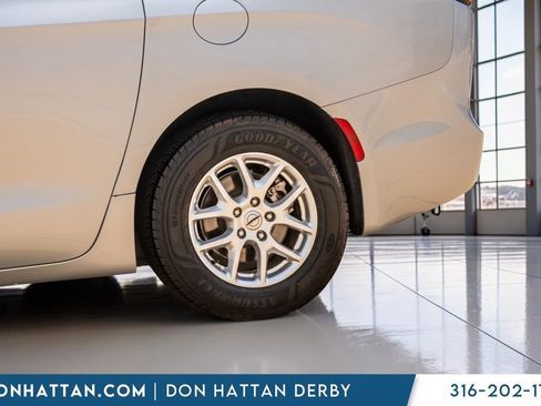 Used 2023 Chrysler Pacifica Touring-L FWD image 39