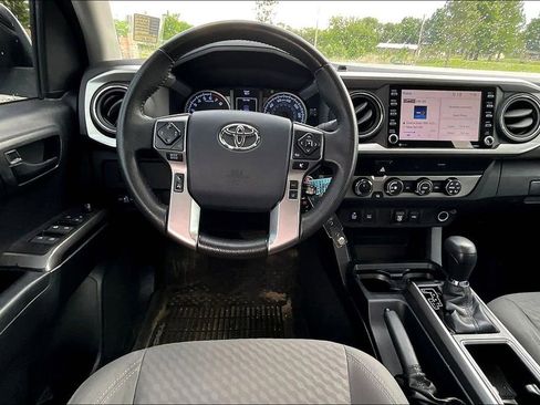 Used 2020 Toyota Tacoma SR5 w/ Technology Package AWD/4WD image 3