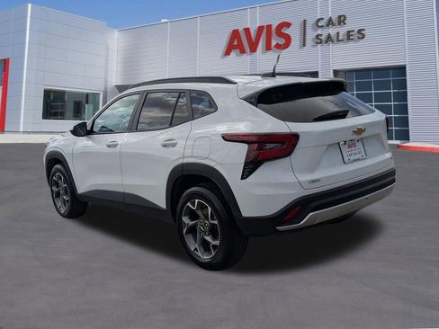 Used 2025 Chevrolet Trax LT w/ LT Convenience Package image 9