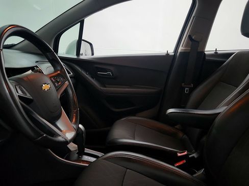 Used 2019 Chevrolet Trax LT w/ LT Convenience Package AWD/4WD image 17