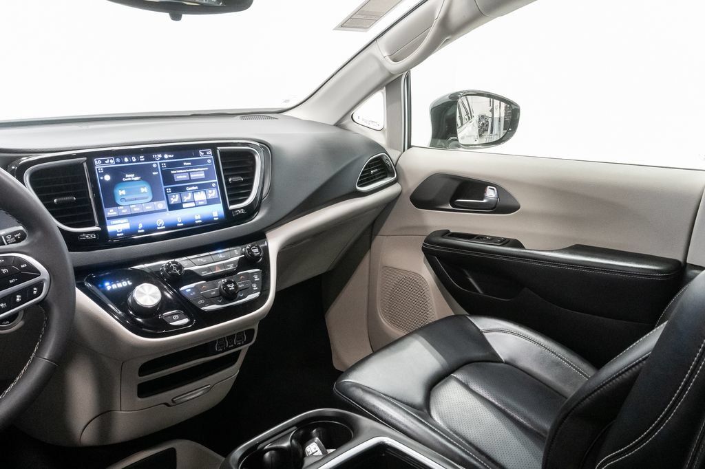 Certified 2024 Chrysler Pacifica Touring-L FWD image 11