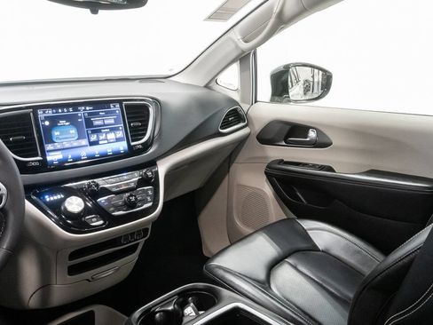 Certified 2024 Chrysler Pacifica Touring-L FWD image 11