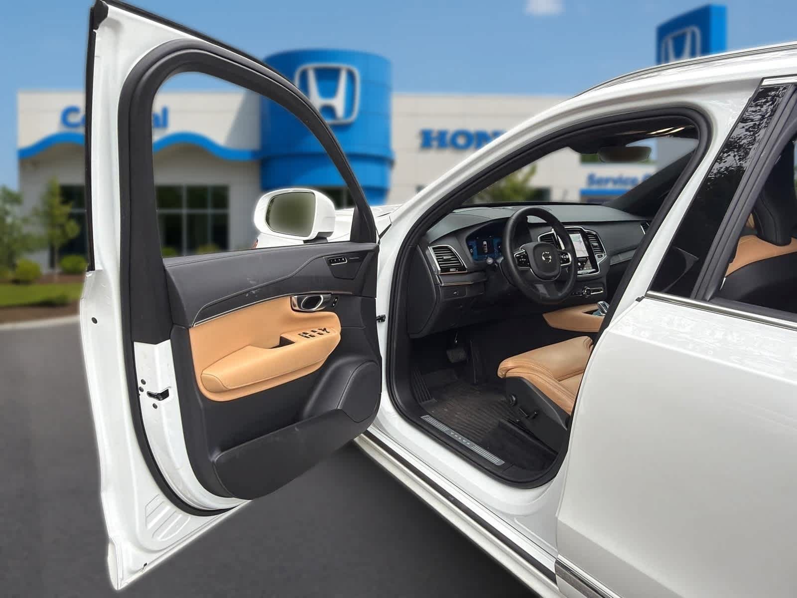 Used 2025 Volvo XC90 B6 Ultra w/ Protection Package Premier AWD/4WD image 11