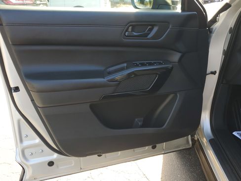 Certified 2024 Nissan Pathfinder SV image 17