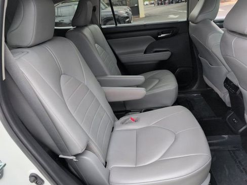 Used 2020 Toyota Highlander XLE AWD/4WD image 33