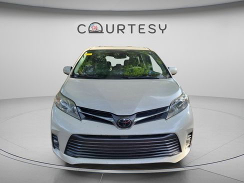 Used 2020 Toyota Sienna XLE FWD image 27