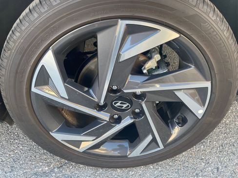 Used 2025 Hyundai Elantra SEL image 32