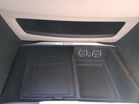 Used 2023 Chrysler Pacifica Limited FWD image 30