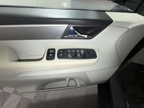 Used 2011 Volkswagen Routan SE image 15