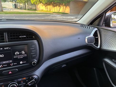 Used 2025 Kia Soul LX w/ LX Technology Package FWD image 30