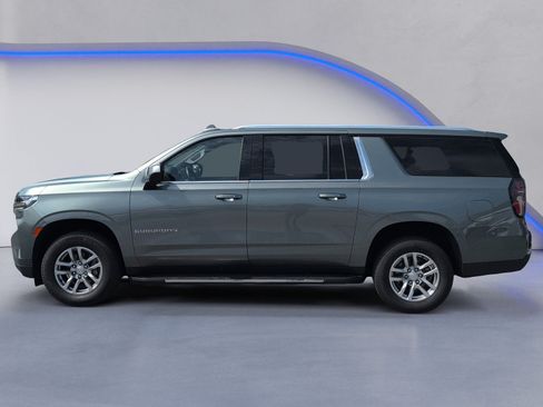Used 2024 Chevrolet Suburban LT RWD image 3