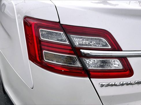Used 2018 Ford Taurus Limited FWD image 30