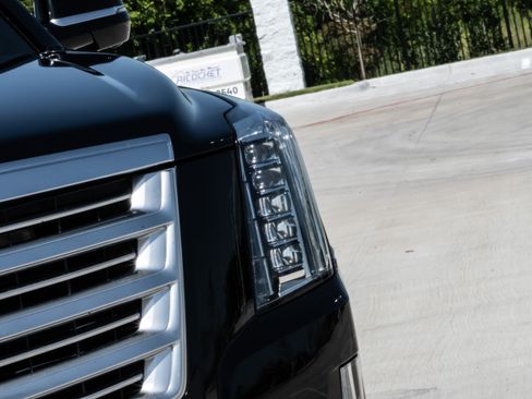 Used 2018 Cadillac Escalade Platinum AWD/4WD image 9