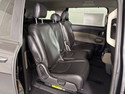 New 2026 Kia Carnival EX FWD image 44