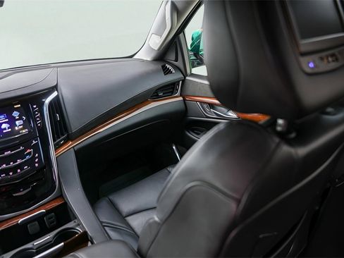 Used 2019 Cadillac Escalade Luxury image 34