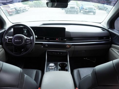 Used 2025 Kia Carnival LXS image 24