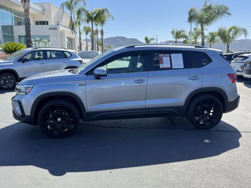 Used 2022 Volkswagen Taos SE w/ IQ.Drive SE Package image 8