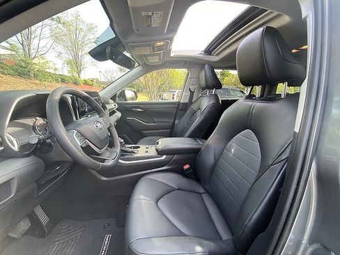 Certified 2025 Toyota Highlander XLE image 11