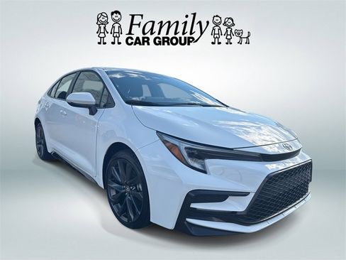 Used 2025 Toyota Corolla SE image 2