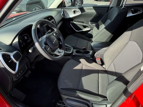 Used 2023 Kia Soul LX w/ LX Technology Package image 15