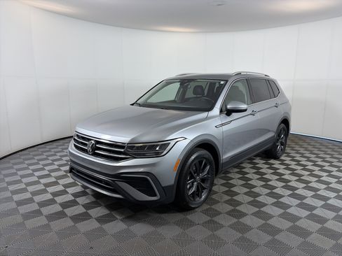 Used 2024 Volkswagen Tiguan SE FWD image 2