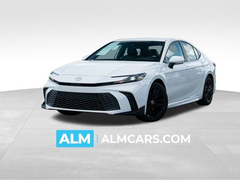 Used 2025 Toyota Camry SE image 1