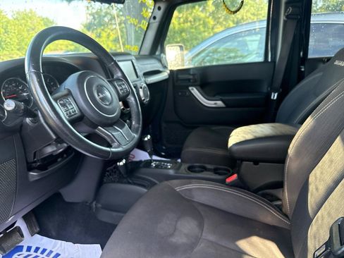 Used 2017 Jeep Wrangler Unlimited Sahara w/ Connectivity Group AWD/4WD image 5