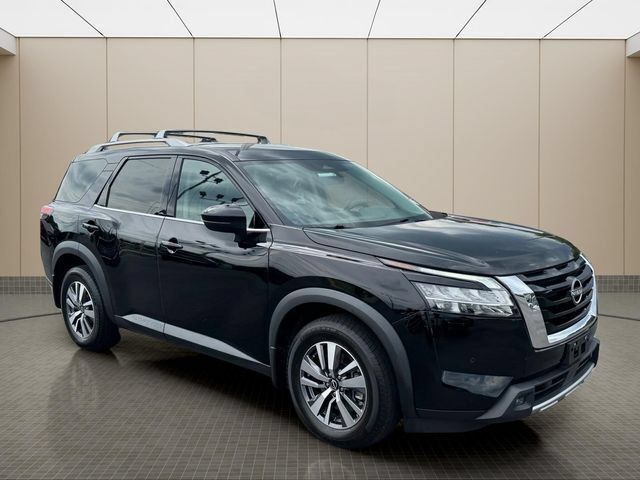 Used 2023 Nissan Pathfinder SL AWD/4WD image 2