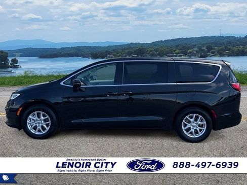 Used 2023 Chrysler Pacifica Touring-L FWD image 6