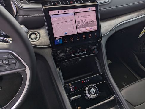 New 2025 Jeep Grand Cherokee Limited w/ Trailer Tow Package image 10