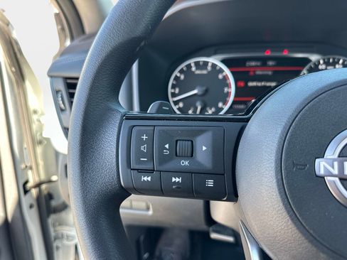 Used 2023 Nissan Rogue SV image 31
