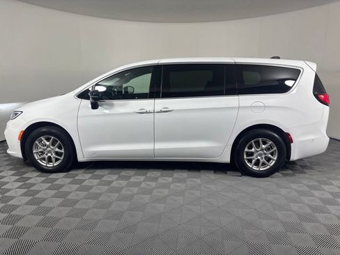 Used 2025 Chrysler Pacifica Select FWD image 38