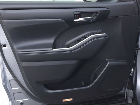 Used 2021 Toyota Highlander XLE image 28