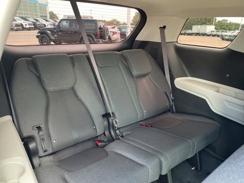 Used 2022 Kia Carnival LX image 27