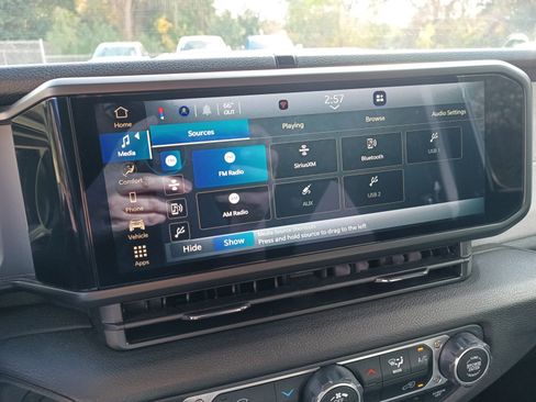 Used 2025 Jeep Gladiator Sport image 15