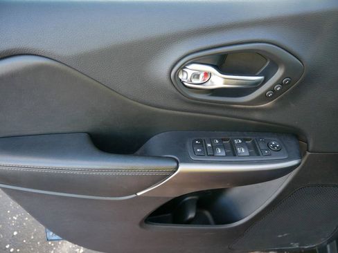 Used 2020 Jeep Cherokee Limited image 9