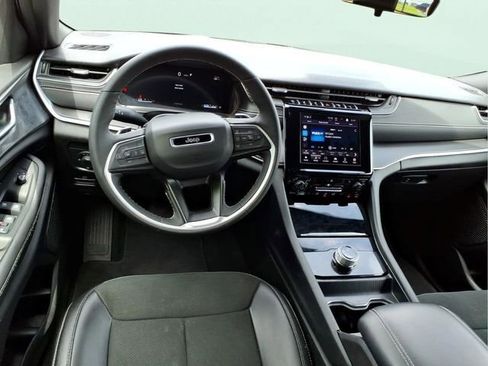Used 2025 Jeep Grand Cherokee Altitude AWD/4WD image 18