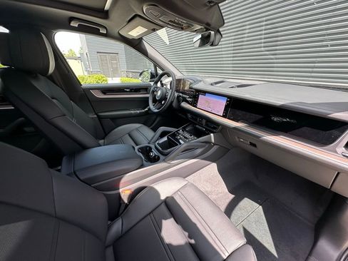 Certified 2025 Porsche Cayenne image 38