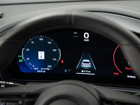 Certified 2025 Porsche Macan Electric image 32